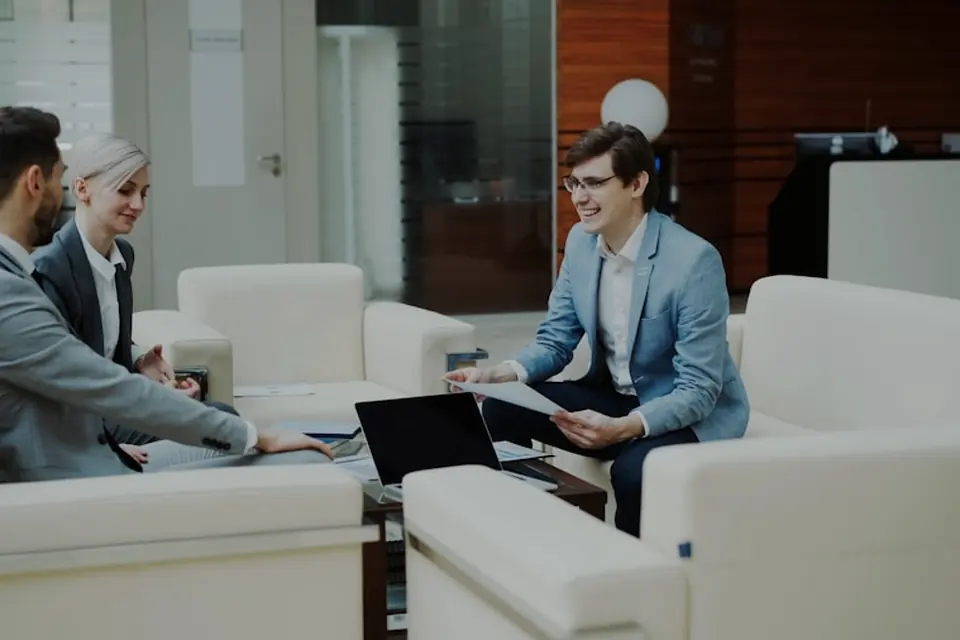 Profesionales reunidos para revisar documentación empresarial