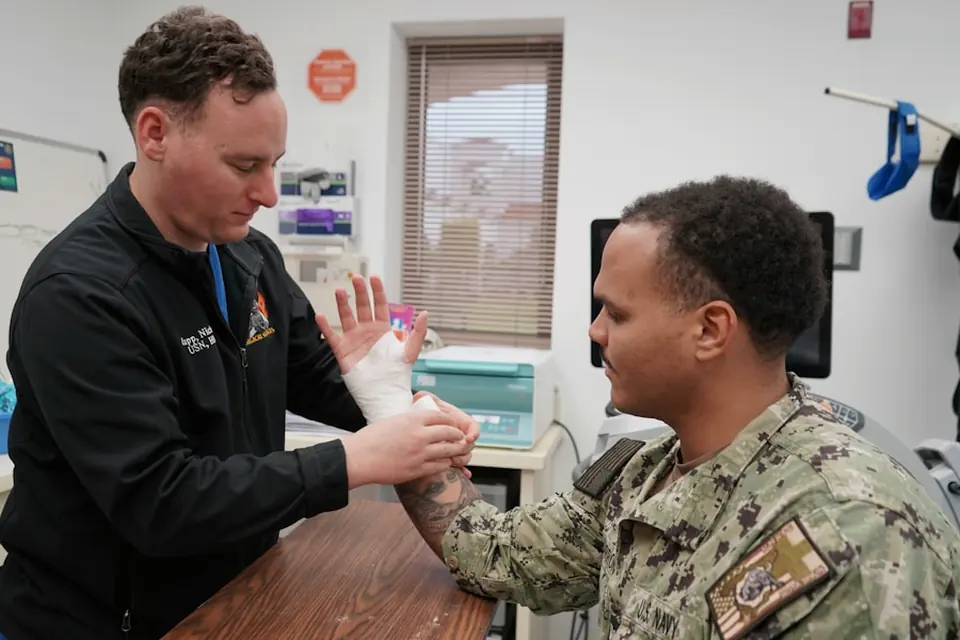Profesional médico realizando el tratamiento de una lesión de mano