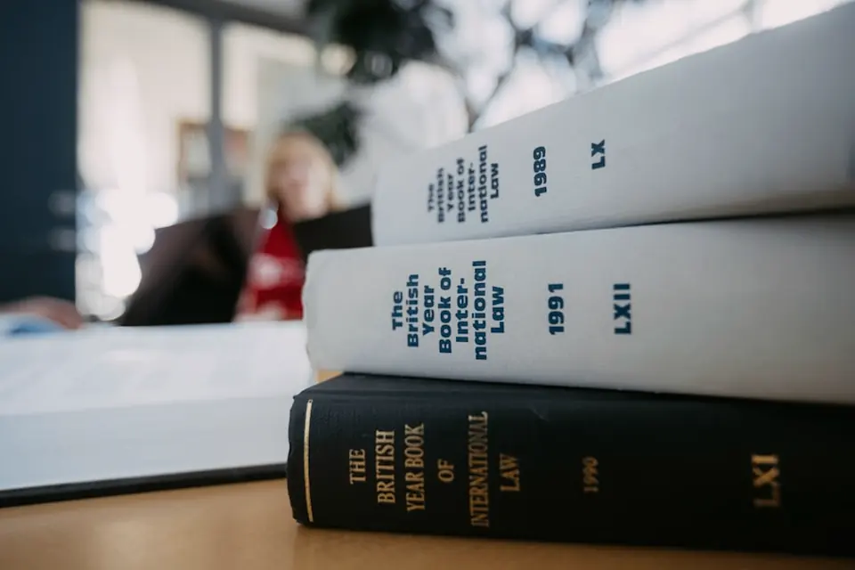 Libros jurídicos preparados para el análisis de un expediente laboral
