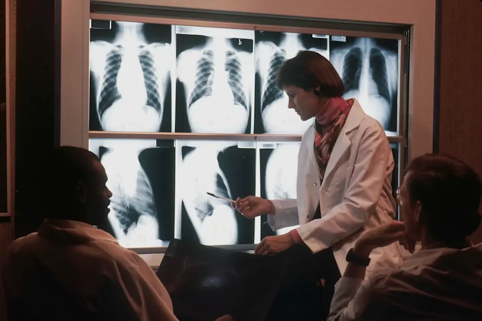 Médico y paciente revisando estudios para precisar un diagnóstico