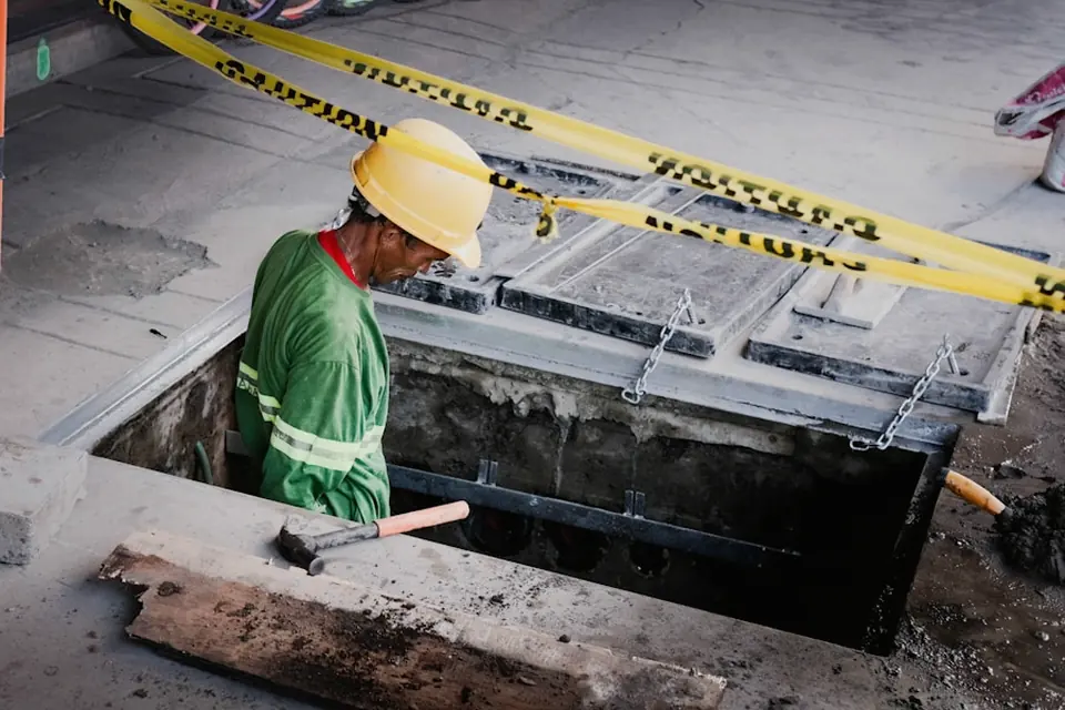 Trabajador con elementos de seguridad en su lugar de trabajo